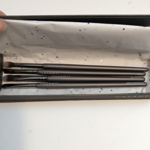 Vasanti Make Up Brushes - Picture 3 of 12